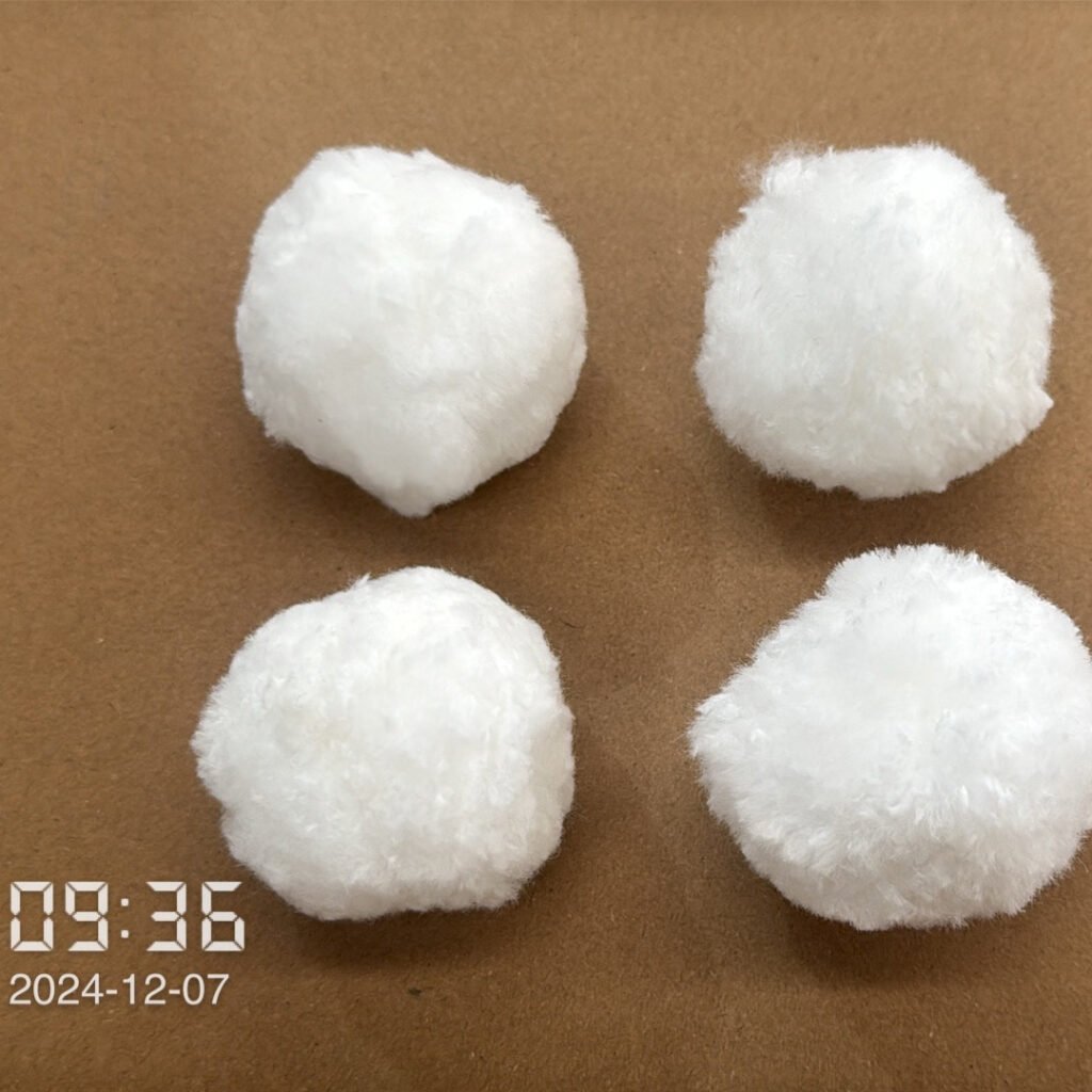 Comparison of Bulk Shipment and Sample for Polyester Fiber Ball Inspection Comparison of bulk polyester fiber balls with samples before inspection in Zhengzhou.