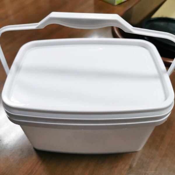 3.65L food-grade plastic pail with lid on, top view