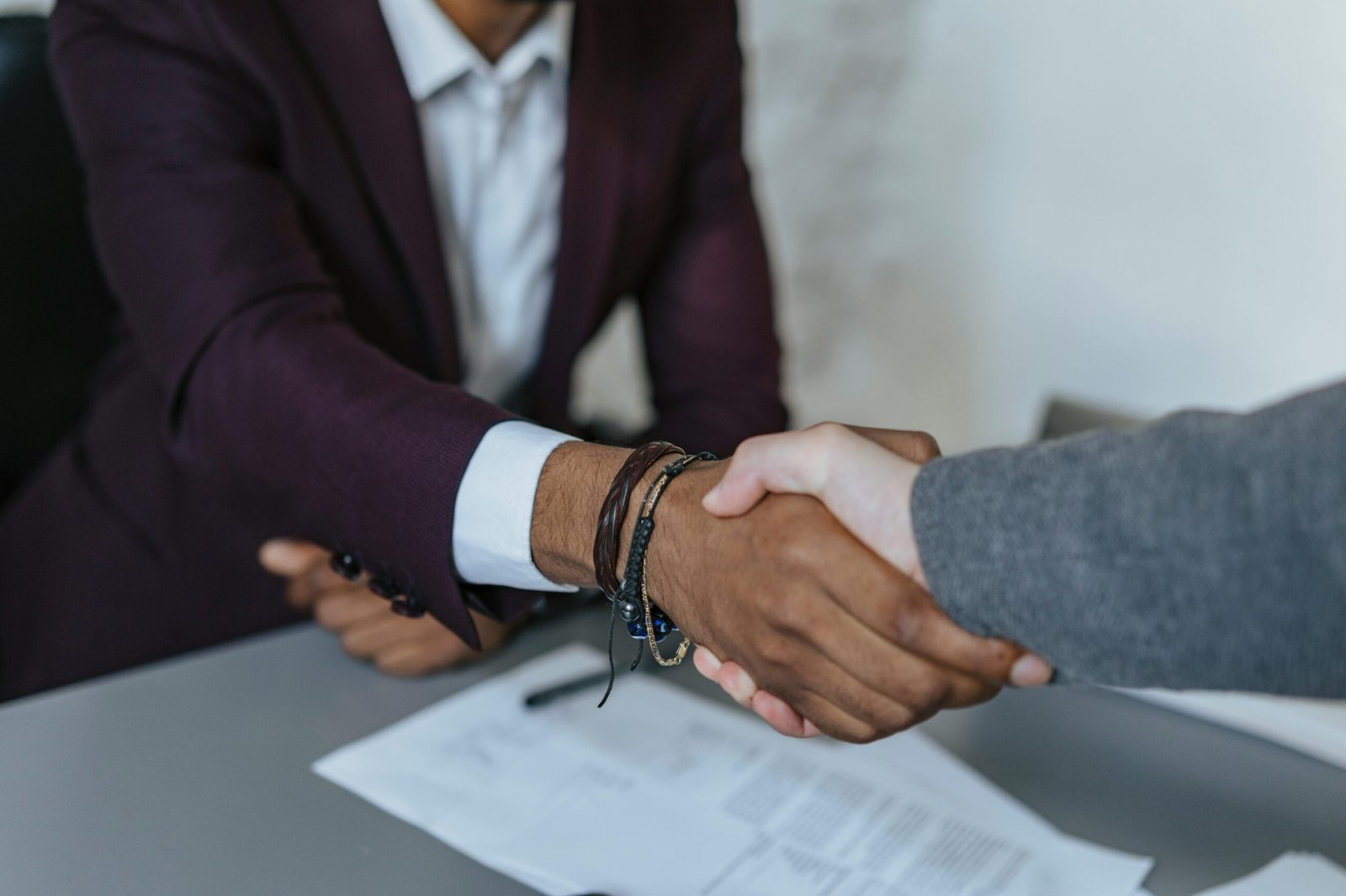 JXNUO client handshake representing post-order support and reviews.