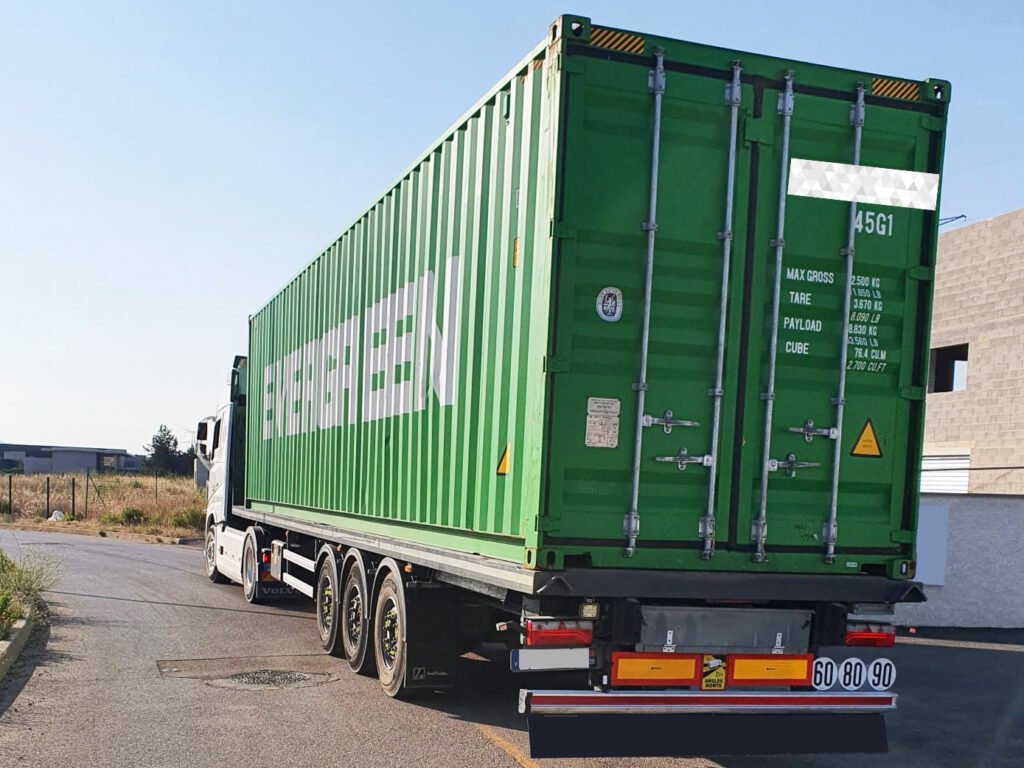 The 40HQ container arriving at the customer for multi-supplier consolidation managed by JXNUO.