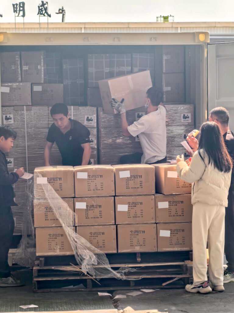 Tiny verifying packing list with warehouse manager